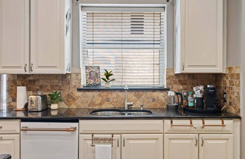 Forest Ridge House | Modern 4BR Home by Dell Diamond/Sleeps 8