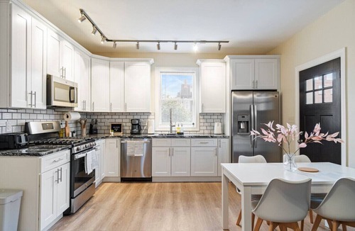 Point Breeze North House | Modern 4BR Home, Fully Equipped Kitchen & Parking