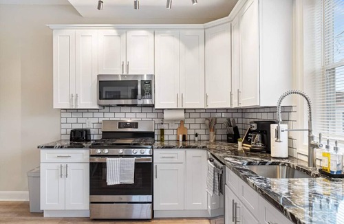 Point Breeze North House | Modern 4BR Home, Fully Equipped Kitchen & Parking