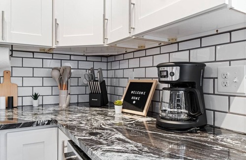 Point Breeze North House | Modern 4BR Home, Fully Equipped Kitchen & Parking