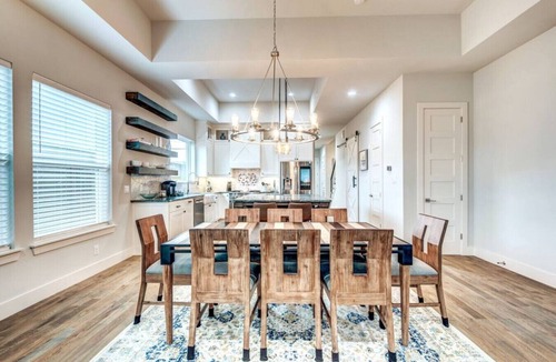 Old East Dallas House | Modern 4BR Home I Ping Pong I Near Downtown Dallas I Mins to Bars/Restaurants