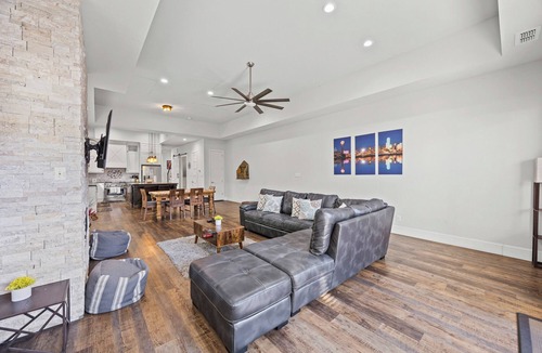 Old East Dallas House | Modern 4BR Home I Ping Pong I Near Downtown Dallas I Mins to Bars/Restaurants