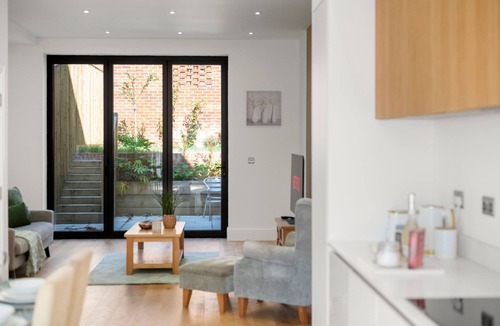 Coulsdon West Apartment | Modern 4BR Home, Ideal for Long Stays & Relocation