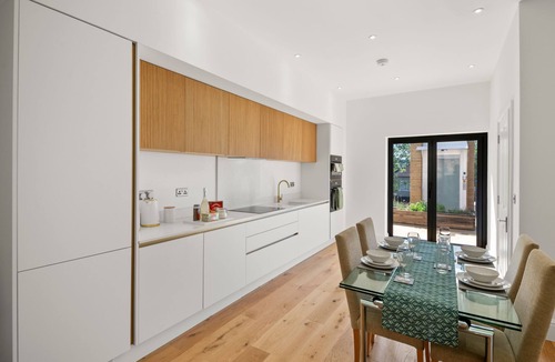 Coulsdon West Apartment | Modern 4BR Home, Ideal for Long Stays & Relocation