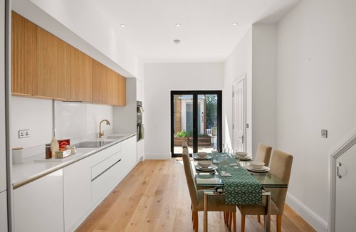 Coulsdon West Apartment | Modern 4BR Home, Ideal for Long Stays & Relocation