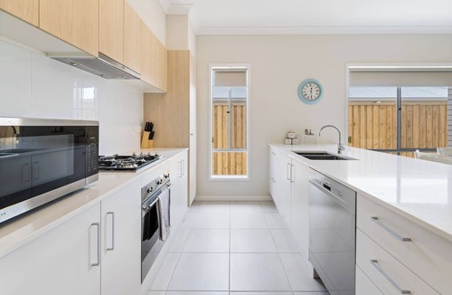 Brisbane House | Modern 4BR Home in Peaceful White Rock Community