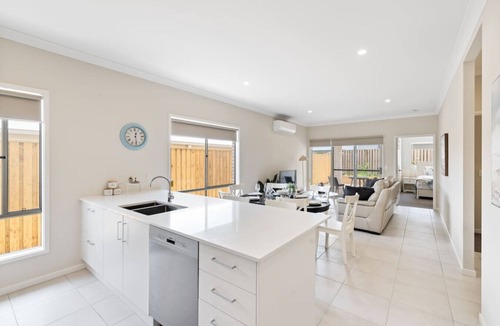 Brisbane House | Modern 4BR Home in Peaceful White Rock Community