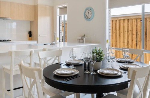 Brisbane House | Modern 4BR Home in Peaceful White Rock Community