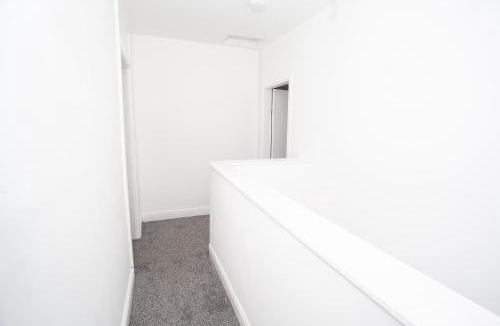 Cradley Apartment | Modern 4BR Home in Dudley