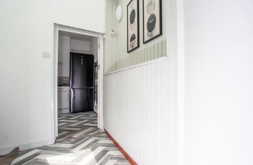 Cradley Apartment | Modern 4BR Home in Dudley