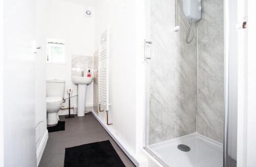 Cradley Apartment | Modern 4BR Home in Dudley