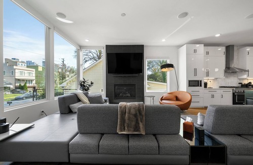 Home Park House | Modern 4BR Home, Skyline Views, Prime Location.