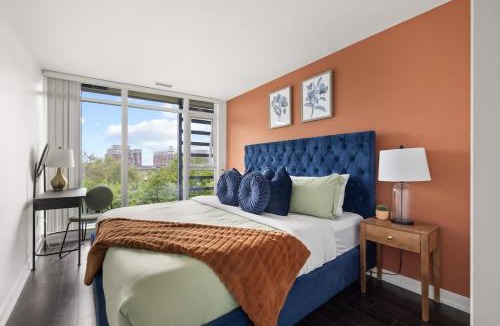 CityPlace House | Modern 4BR Home Sleeps 12 Steps to CN Tower