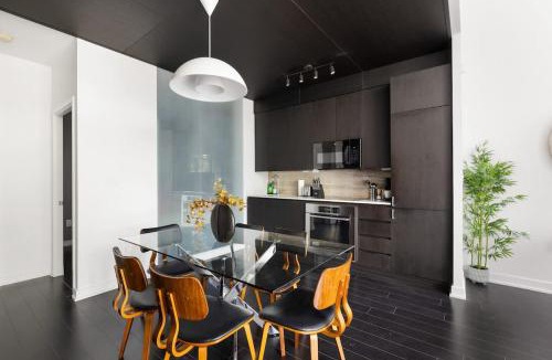 CityPlace House | Modern 4BR Home Sleeps 12 Steps to CN Tower