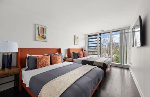 CityPlace House | Modern 4BR Home Sleeps 12 Steps to CN Tower