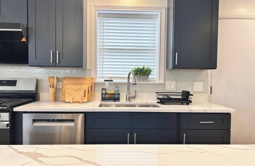West Ridge House | Modern 4BR Home ,Sleeps 10, 5 Beds, Free Parking Easy Access to Downtown&Lake
