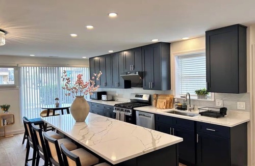 West Ridge House | Modern 4BR Home ,Sleeps 10, 5 Beds, Free Parking Easy Access to Downtown&Lake