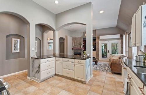 Forest Ridge Apartment | Modern 4BR Home w WiFi by Dell Diamond