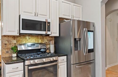 Forest Ridge Apartment | Modern 4BR Home w WiFi by Dell Diamond