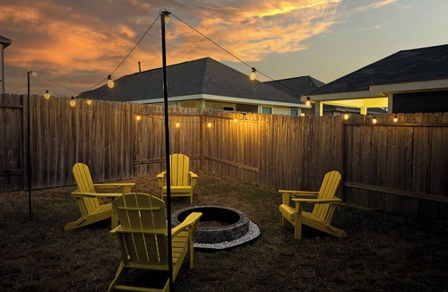 Porter House | Modern 4br house · 4 king beds · Game room · Community Pool · Pets welcome!