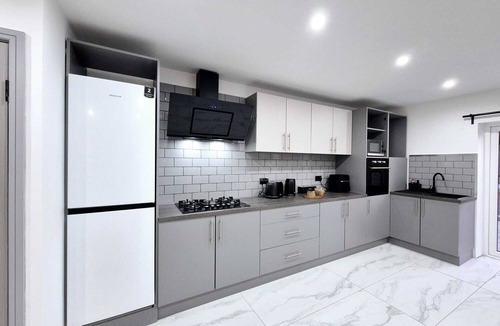 Wolverhampton House | Modern 4BR House Long Stays Garden & Parking