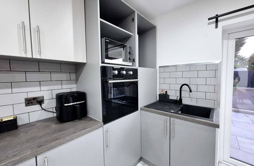 Wolverhampton House | Modern 4BR House Long Stays Garden & Parking