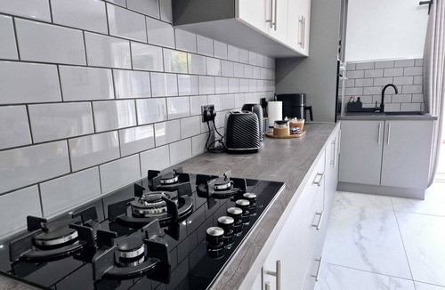 Wolverhampton House | Modern 4BR House Long Stays Garden & Parking