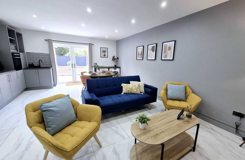 Wolverhampton House | Modern 4BR House Long Stays Garden & Parking