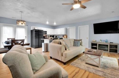 Bloomington House | Modern 4BR House in Bloomington