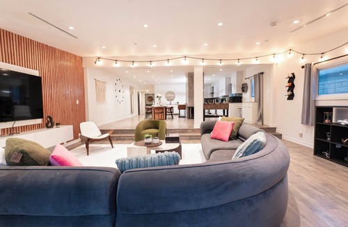 Burbank House | Modern 4BR House with HotTube & Spacious Design