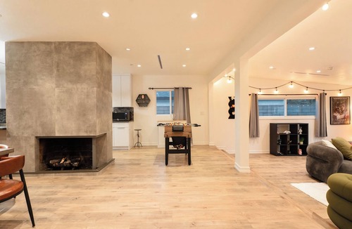 Burbank House | Modern 4BR House with HotTube & Spacious Design