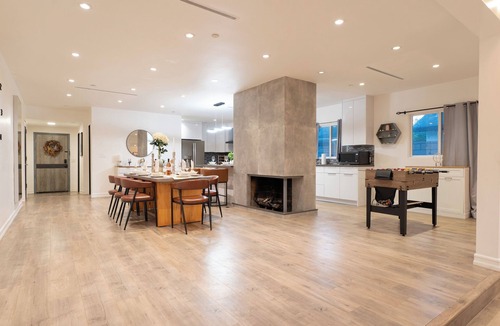 Burbank House | Modern 4BR House with HotTube & Spacious Design