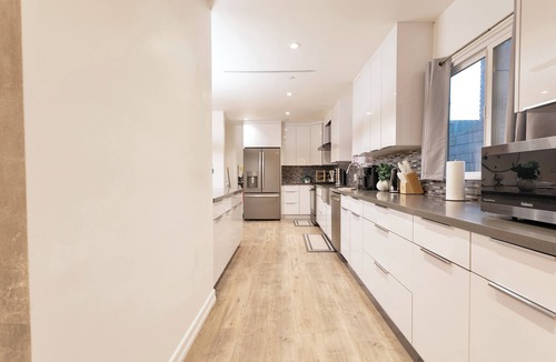 Burbank House | Modern 4BR House with HotTube & Spacious Design