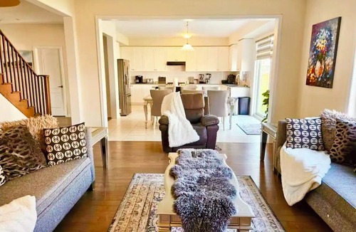 Thorold House | Modern 4BR Household with 4 baths. Sleep 10