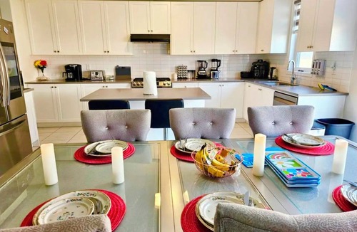 Thorold House | Modern 4BR Household with 4 baths. Sleep 10