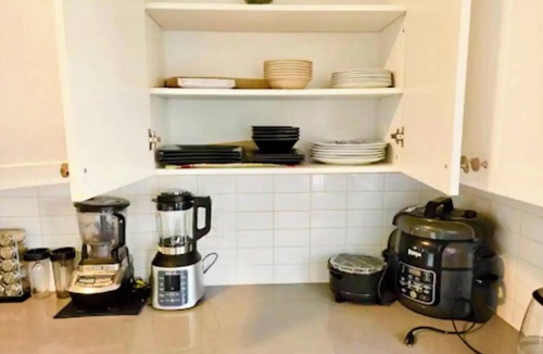 Thorold House | Modern 4BR Household with 4 baths. Sleep 10