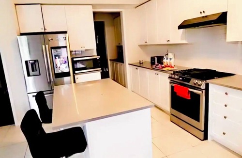 Thorold House | Modern 4BR Household with 4 baths. Sleep 10