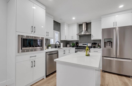 Killarney House | Modern 4BR | Main Floor King | Central + Parking