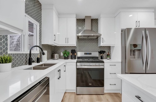 Killarney House | Modern 4BR | Main Floor King | Central + Parking