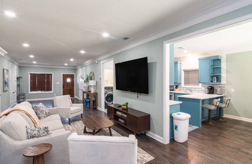 Dallas House | Modern 4BR Near Downtown Dallas | Sleeps 8 | ~25 Min to AT&T Stadium World Cup