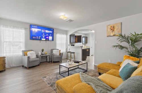 Spring House | Modern 4BR Near IAH+Cynthia woods+33 min DT + Free Parking