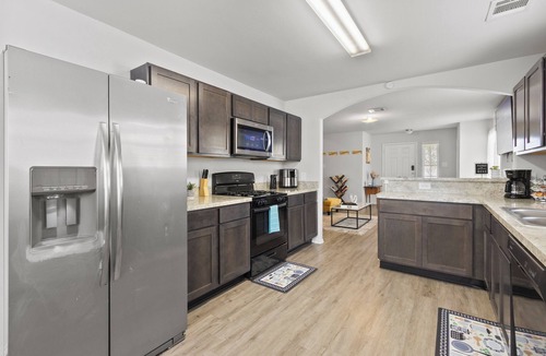 Spring House | Modern 4BR Near IAH+Cynthia woods+33 min DT + Free Parking