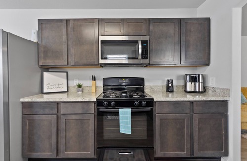 Spring House | Modern 4BR Near IAH+Cynthia woods+33 min DT + Free Parking