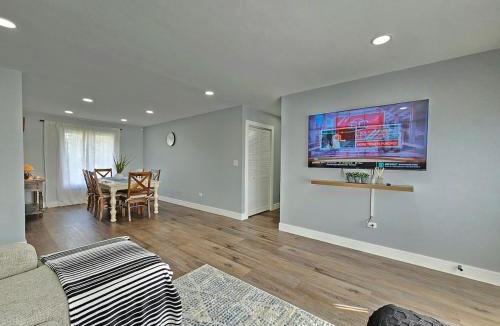 Gurnee Villa | Modern 4BR Near Six Flags & Naval Base
