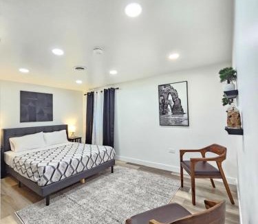 Gurnee Villa | Modern 4BR Near Six Flags & Naval Base