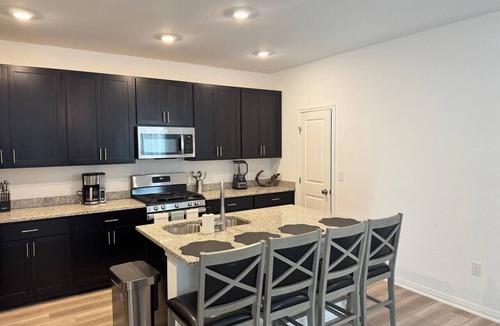 Del Valle House | Modern 4BR New Home w Luxury Touches 15m DT Austin