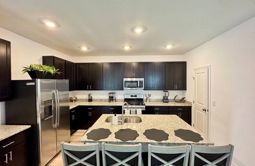 Del Valle House | Modern 4BR New Home w Luxury Touches 15m DT Austin