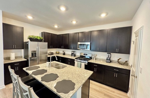 Del Valle House | Modern 4BR New Home w Luxury Touches
