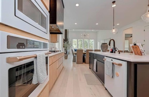 Tomball House | Modern 4BR Retreat, BBQ & Dining in The Woodlands