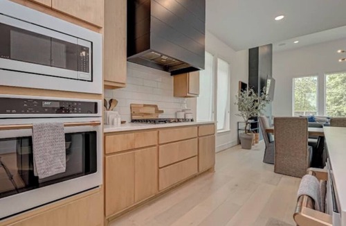 Tomball House | Modern 4BR Retreat, BBQ & Dining in The Woodlands
